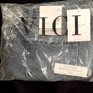 *NEW* in sealed bag : Zander mid rise distressed denim shorts (Vici)